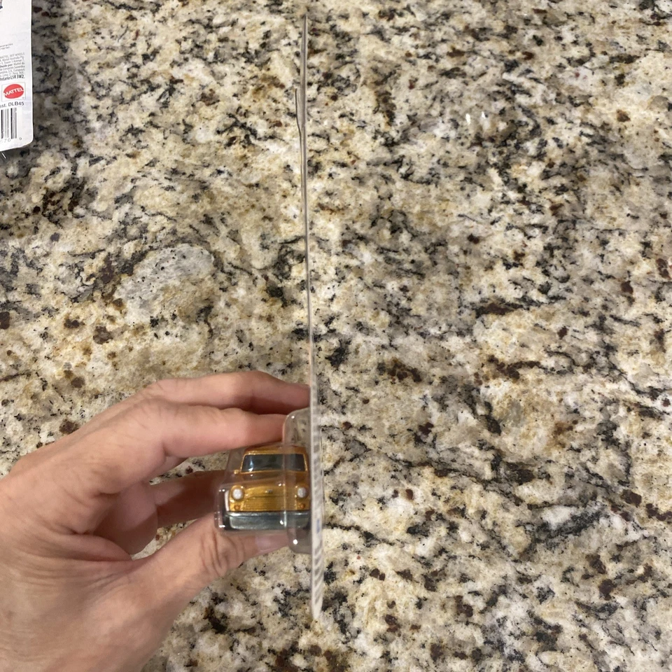 Mini van Austin Gold 2018 Hot Wheels Alex Ross DC Comics- Wonder Woman 4/5 '67 Foto 3 de 4