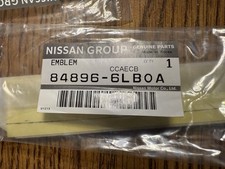 Tapa maletero emblema original Nissan OE 84896-6LB0A 2022-23 EDICIÓN SENTRA MEDIANOCHE