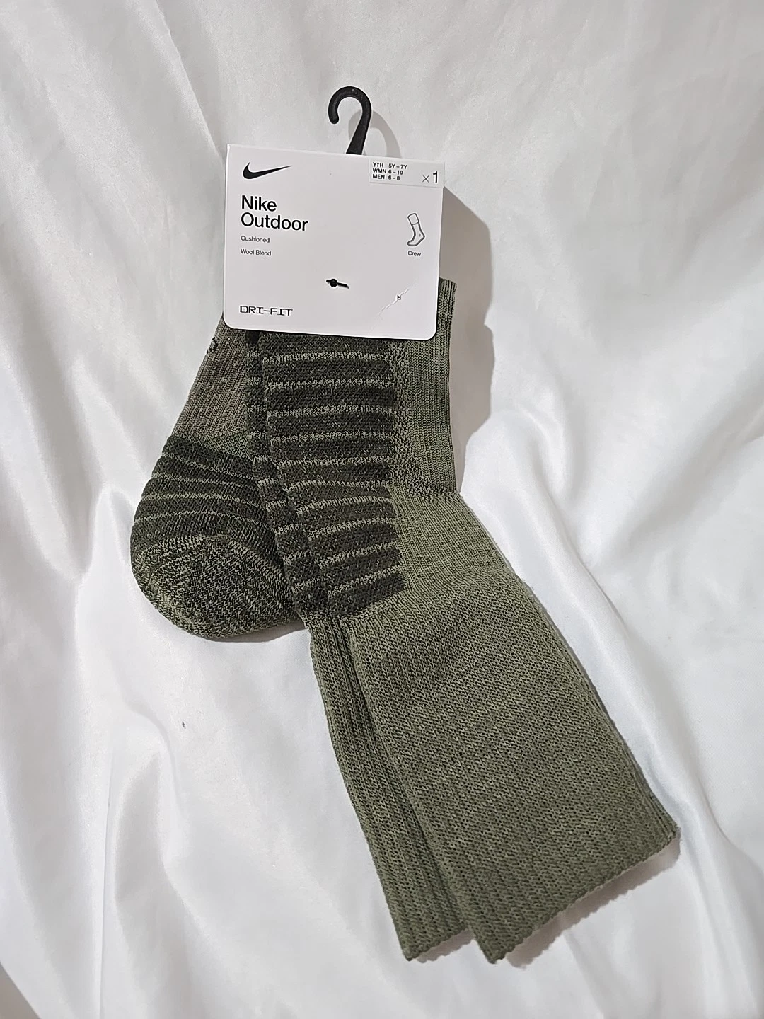 NWT Nike Outdoor 51% Wool Blend Crew Socks Medium Unisex Sport Cushioned Olive