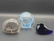 3x sch&ouml;ne Vintage Liskeard Glas Briefbeschwerer blau Vogel Blase Glas