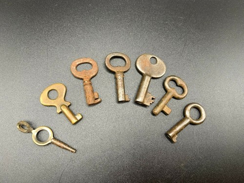 Antique lot of 7 skeleton keys steel iron brass around small mixed lot