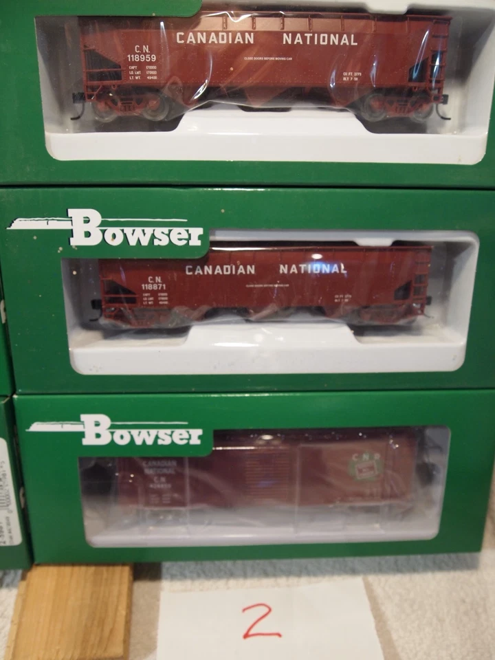 BOWSER  CANADIAN NATIONAL  3-70t OFFSET OPEN HOPPER, 3-DIFF 40ft. BOX CARS  CN2 - Image 4 of 4