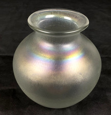 Eisch signierte kugelförmige Vase irisierend mundgeblasen Abriss am Boden