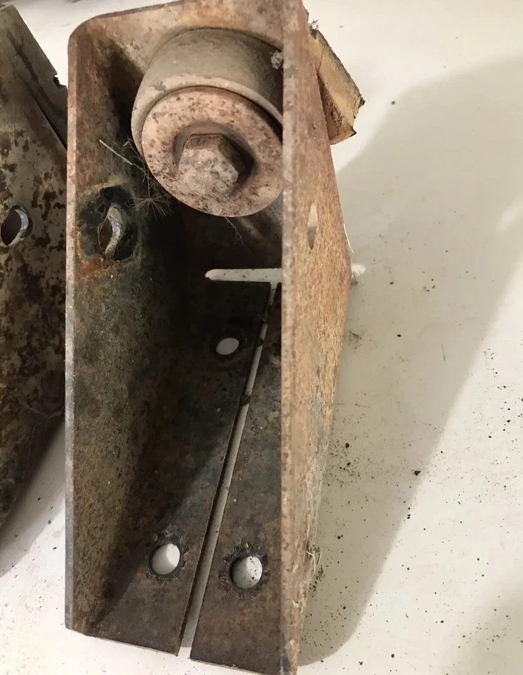 Oldsmobile Starfire Jetstar 1963 soporte de marco de soporte de radiador noventa y ocho equipos originales Foto 2 de 3