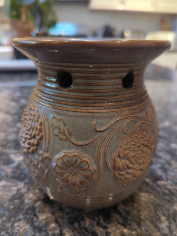 YANKEE CANDLE 2012 FLORAL GRAY & BROWN CERAMIC WAX TART BURNER/WARMER - Image 2 of 4