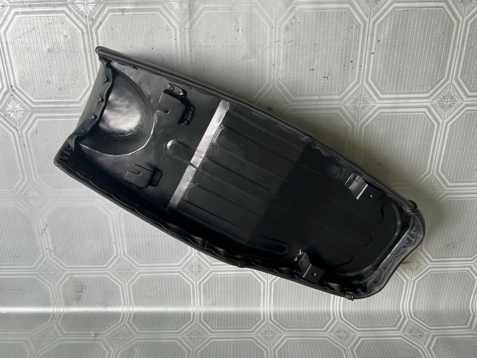 Honda CB77 1961-1966 Super Hawk asiento de motocicleta perfil bajo. Foto 4 de 4