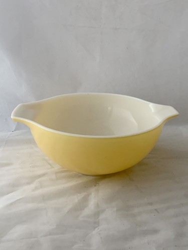 Vintage Pyrex Yellow Cinderella Mixing Bowl 2.5 Qt. - Picture 2 of 12