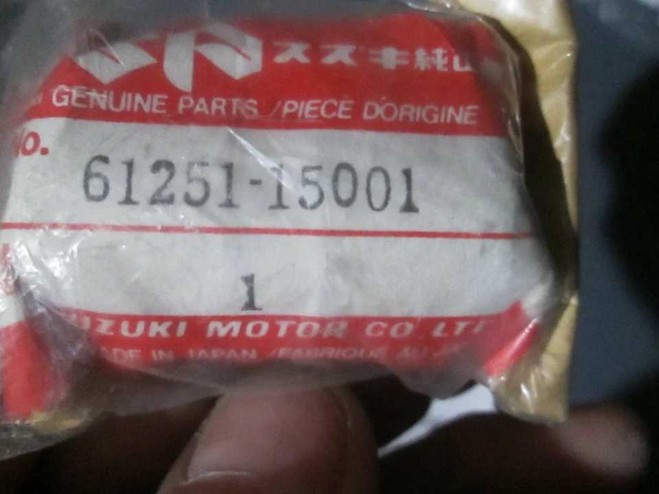 ESPACIADOR DE BRAZO OSCILANTE SUZUKI GENUINO DE COLECCIÓN COMO NUEVO 61251-15001, 14 X 22 X 41,5 Foto 2 de 4