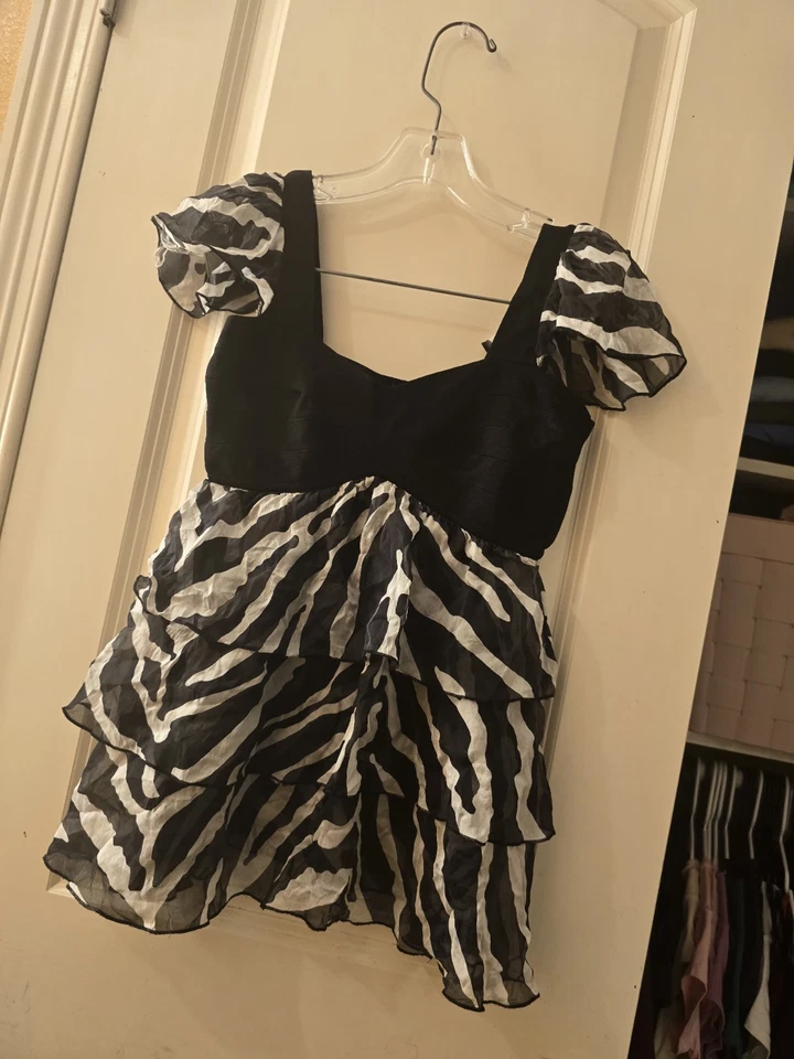 Blusa con Volantes Y2k Bebe Talla Pequeña Negra y Blanca  Foto 2 de 4