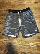 Vuori Kore Shorts Mens Small Black Camo Lined Athletic 7" Inseam Performance