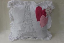 PETITE PRINCESS SQUAR EIFFEL TOWER AND HEARTS DECORATIVE PILLOW - WHITE/PINK