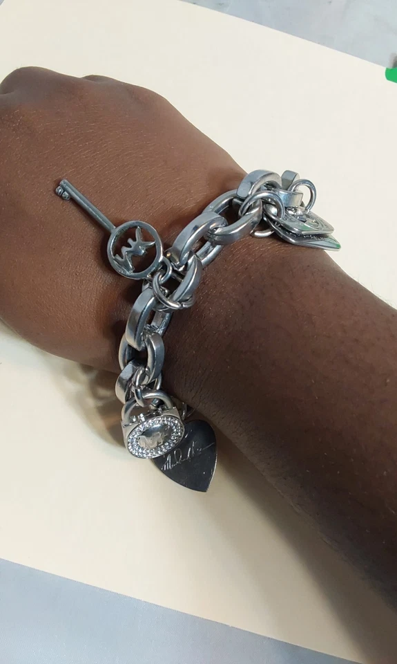 Pulsera Michael Kors Tono Plata Pavé Cristal Blanco Dije 8" Largo Foto 2 de 4