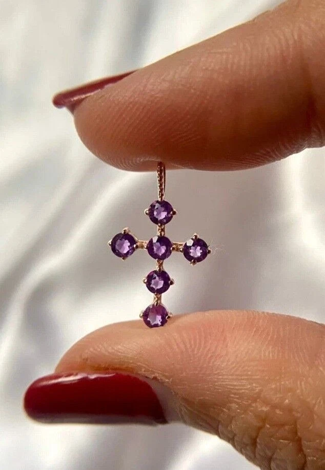 Impresionante colgante de cruz de amatista simulada de corte redondo para mujer enchapado en oro rosa de 14 quilates Foto 3 de 4