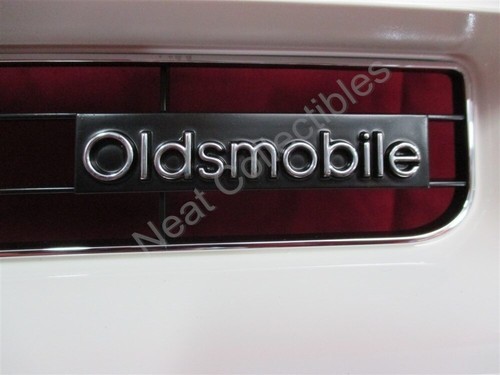 NOS OEM Oldsmobile 88 Eighty Eight Grille WITH Emblem 1990 - 91 WHITE - Picture 3 of 8