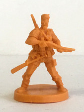 1 x UNKNOWN MAKE & GAME. FANTASY CHARACTER FIGURE. PLASTIC APPROX 35mm SCALE