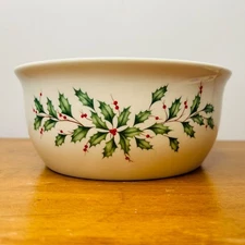 LENOX HOLIDAY Holly 7 5/8" ROUND FREEZER TO OVEN BOWL Casserole Baker Serving