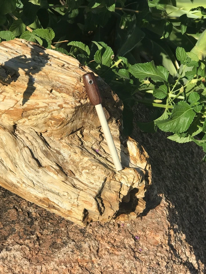 Afilador de campo herramienta cuchillo mango de nogal redondo de cerámica hecho a mano, agujero de cordón Foto 2 de 3