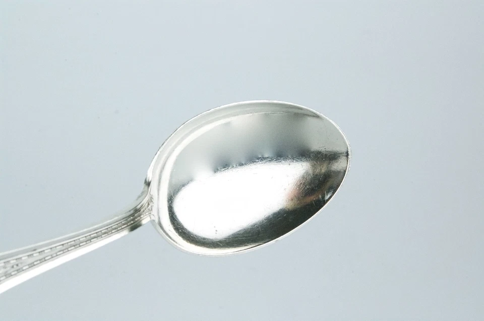 Cuchara bebé Durban de plata de ley de 4 1/2" con patrón Colfax Foto 3 de 4