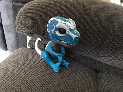 WowWee ungezähmter interaktiver Dinosaurier Fingerling T-Rex Eisenkiefer blauer Raptor
