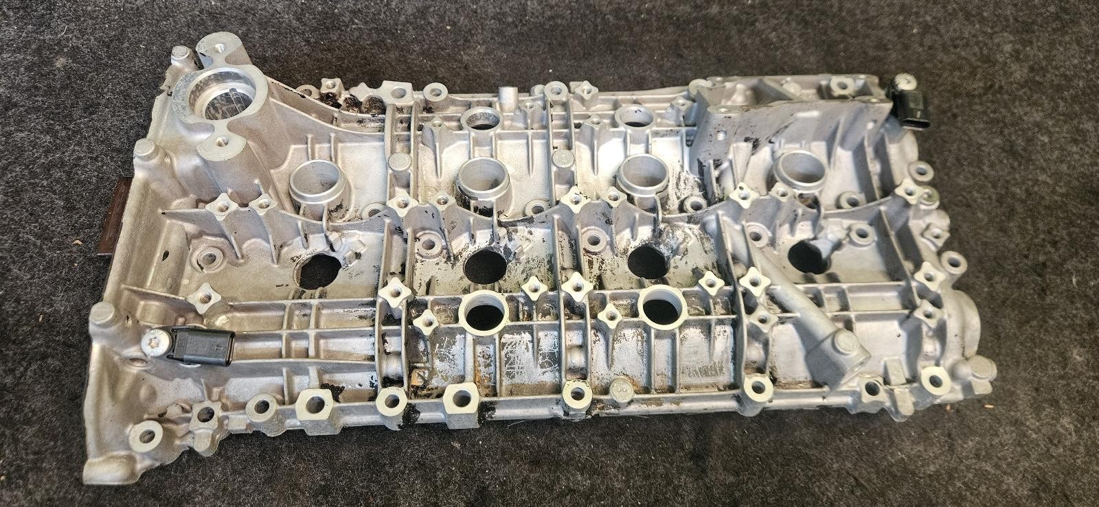 AUDI BENTLEY LAMBO PORSCHE V8 4.0 Right Cylinder Head Valve Cover 0P2103476E OEM