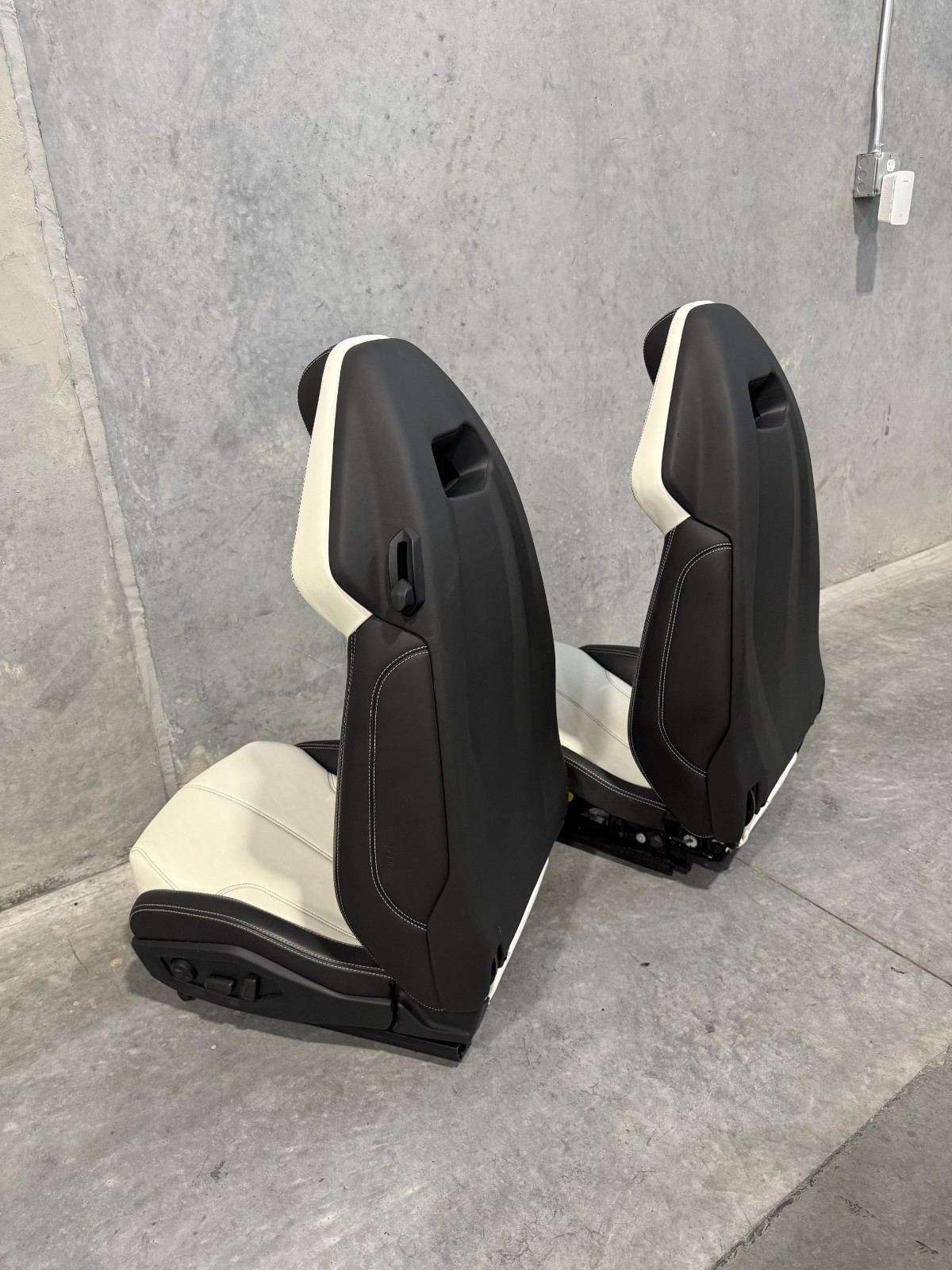 2015 Lamborghini Huracan OEM Seats – Black / White Leather (Pair)