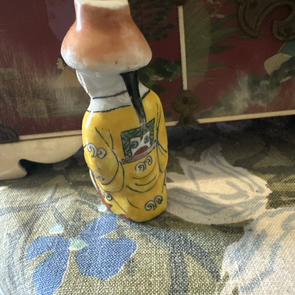 Botella de tabaco vintage amarilla china Little Emperor cerámica 2 3/4 pulgadas Foto 2 de 4