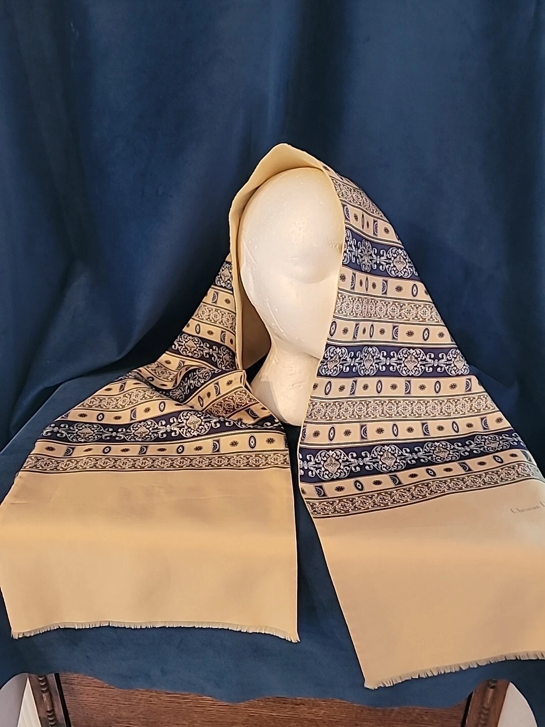 Belle écharpe Christian Dior réversible jaune laine et soie bleue   Rectangle