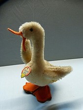 13731. Gans  -  6312,00  -  Steiff  -  mit Fähnchen, Knopf und Schild