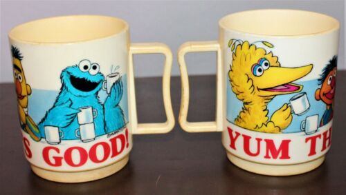 Lot of 2 Vintage 1980 Peter Pan Sesame Street Plastic Mugs "Yum That's Good" - Picture 1 of 8