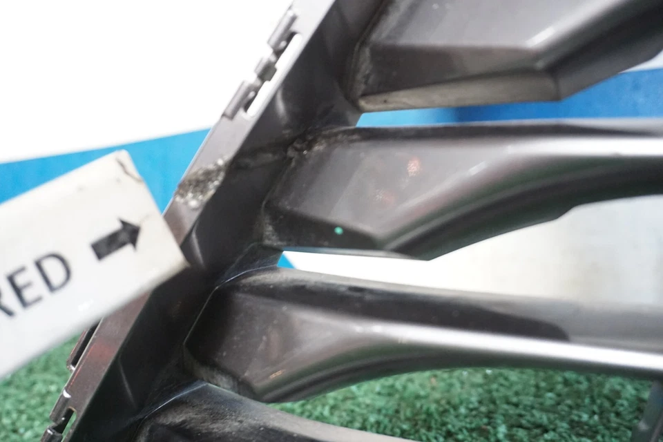 1 crack 2016-2019 LEXUS RX350 RX RX450h FRONT GRILLE 2017-2018 OEM UF99316 - Image 3 of 4