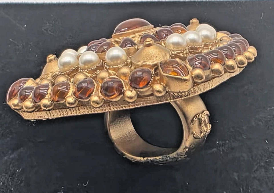 Broche cabujón vintage Chanel dorado ámbar vidrio y perlas Foto 3 de 4