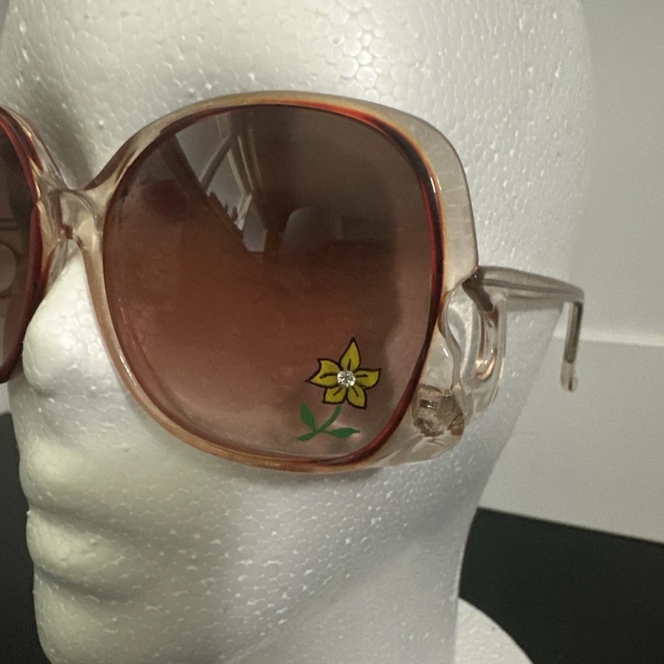 Gafas de sol rosa vintage años 70 con detalle de flores hechas en Taiwán Foto 3 de 4