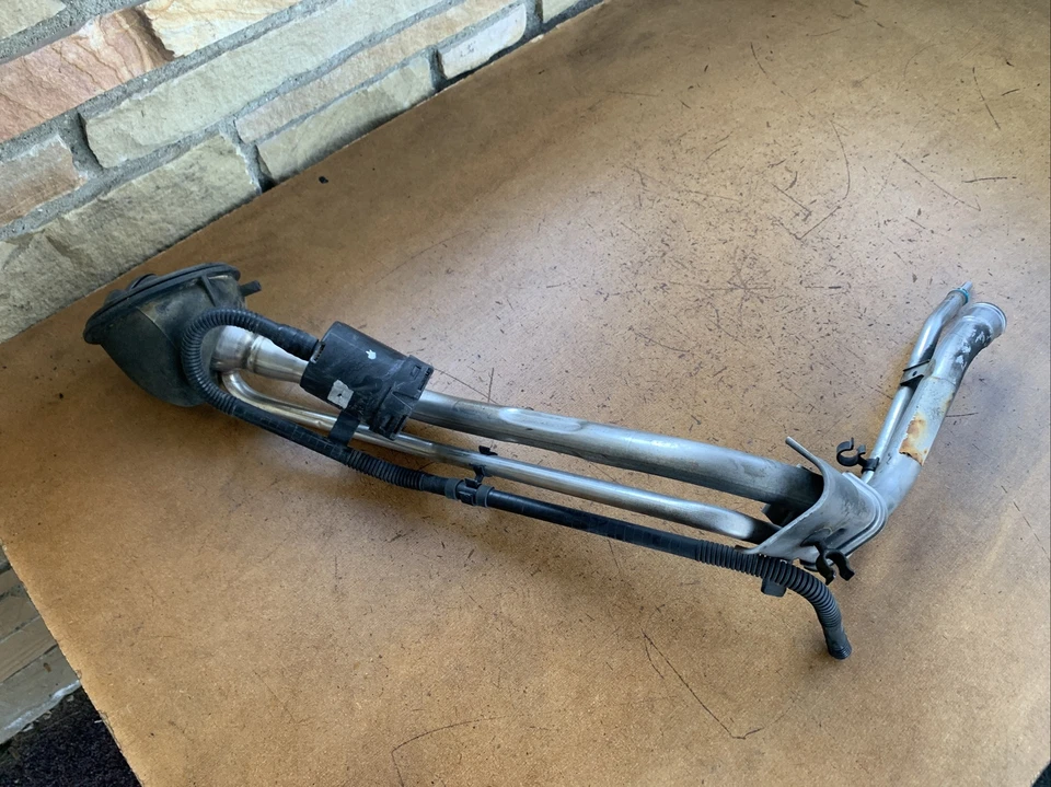 Tubo de cuello de llenado de tanque de gasolina Volvo C30 2008-2013 30647899 OEM Foto 4 de 4