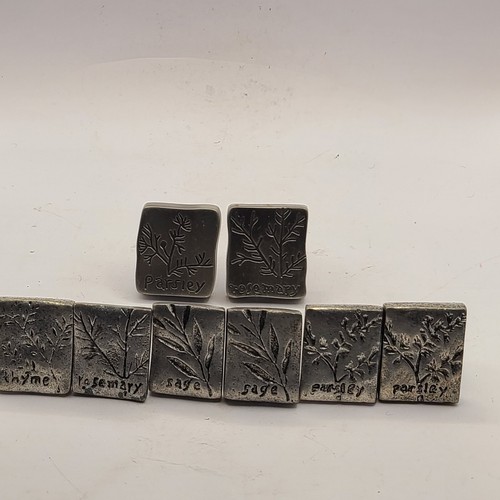 Schublade zieht rechteckiges Zinn mit 8 Gewürznamen ein. 2 sind weitere Sets. Rustikal - Bild 3 von 5