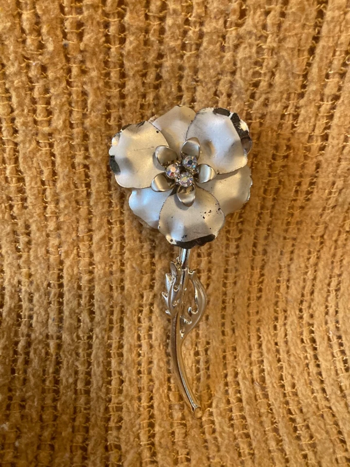 Prendedor de metal flor tono dorado diamantes iridiscentes simulados, moderno de mediados de siglo Foto 2 de 4