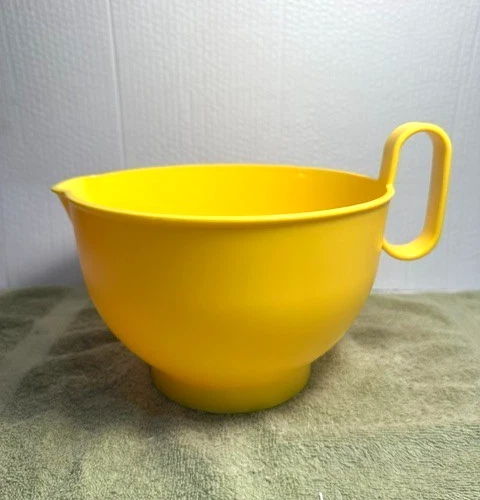 Pampered Chef Mixing Bowl from the Cupcake Baking Set - Batter Bowl