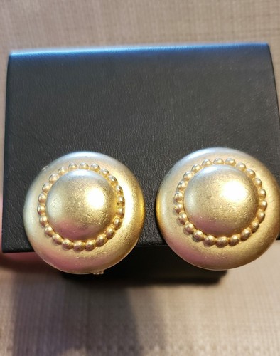 Vintage Monet Matte Gold-tone Clip-On Earrings Round 7/8" Domed Ridged gc75 - Picture 3 of 5
