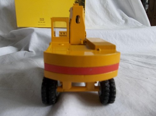 Brand New in Box NZG 230 BROYT X50 Wheel Excavator Shovel 1:50 Scale Diecast - Picture 7 of 8
