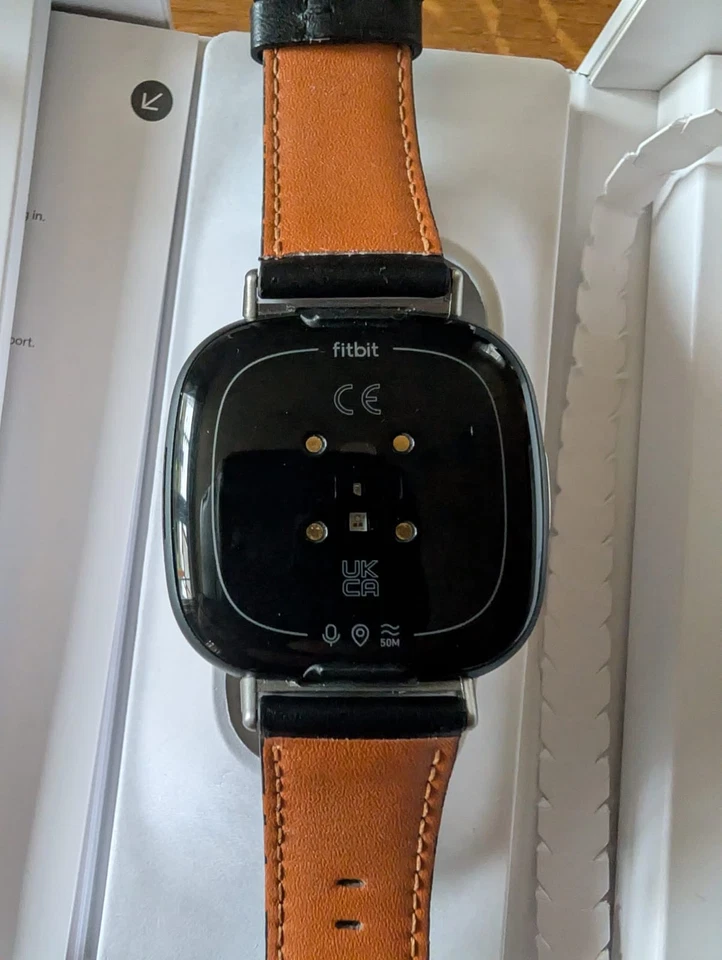 Fitbit Versa 4 40mm m Aluminiumgehäuse-Schwarz mit Silikonarmband in Schwarz... - Bild 3 von 4
