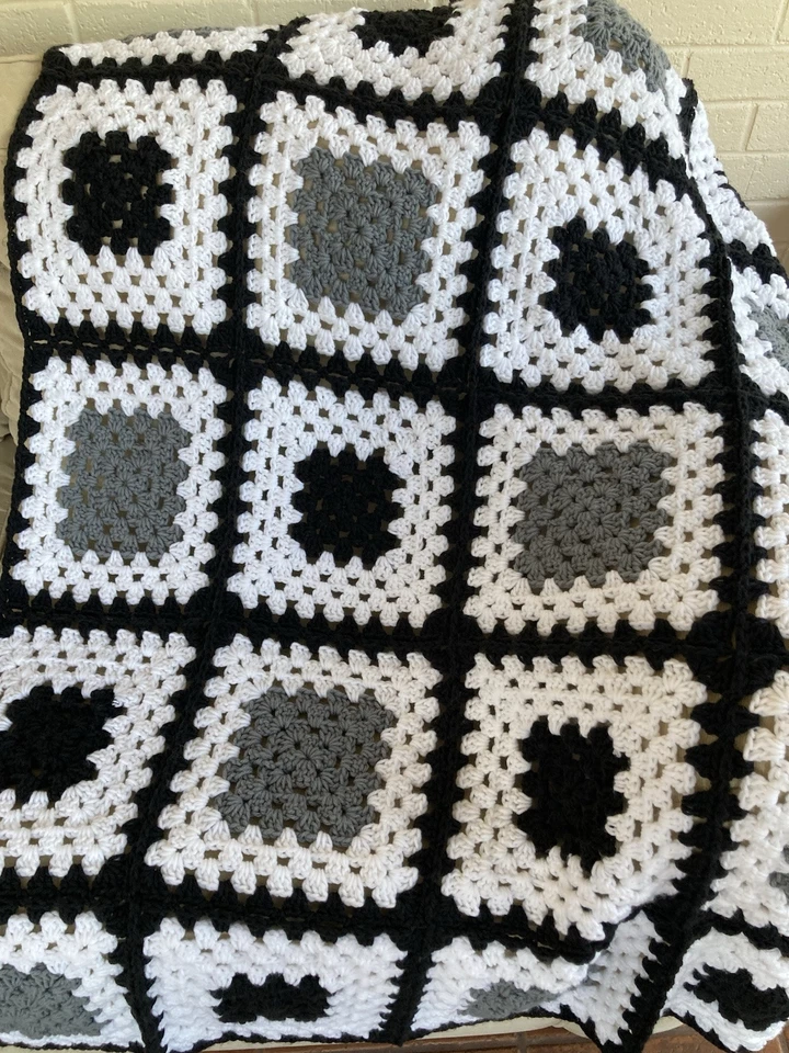 "NUEVO-hecho a mano ganchillo afgano abuela cuadrado negro, gris, blanco aprox 59x39""" Foto 3 de 4