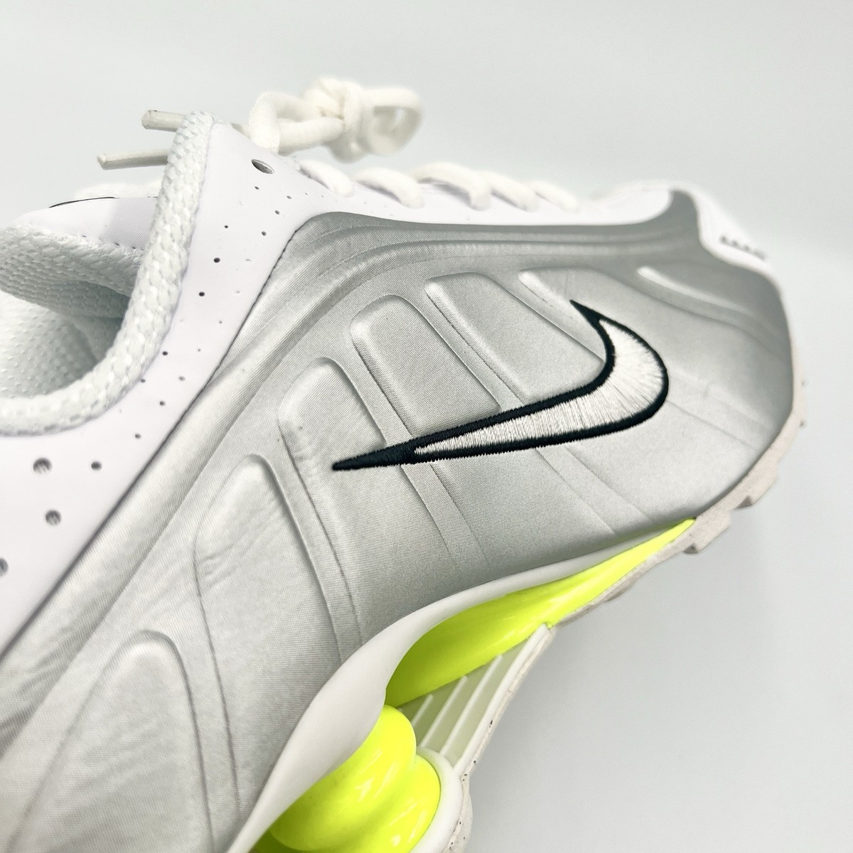 Nike Shox R4 WHITE/WHITE-METALLIC SILVER-VOLT AR3565-102 Women's