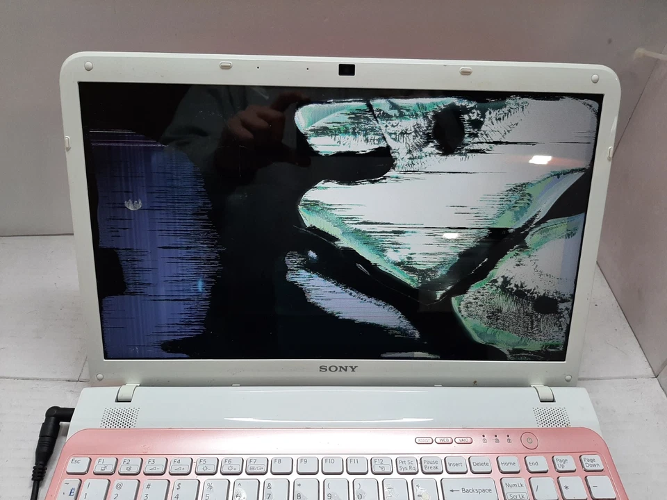 LAPTOP ROSA SONY VAIO SVE151J11L i3 8GB RAM 320GB HDD SEM SISTEMA OPERACIONAL LCD RUIM! #97 - Imagem 2 de 4