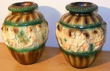 Belle paire de vases plâtre polychromes début 20ème chérubins, art nouveau gravé
