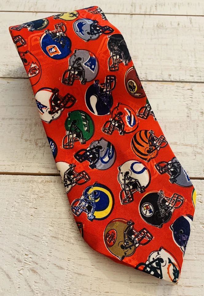 NFL Fútbol Todos los Equipos Cascos Logotipos Novedad Corbata 100% Seda EE. UU. ¡Envío RÁPIDO! Foto 3 de 4