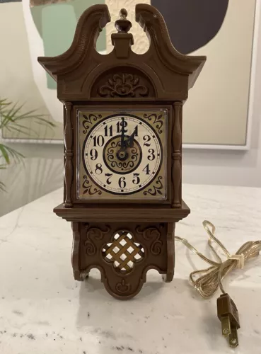 Vintage Electrical Spartus Plastic  Wall Clock model  6870