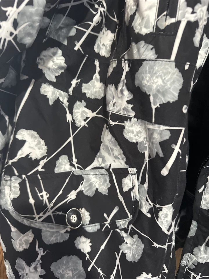 Chaqueta de Snowboard Burton Talla, Extra Grande Abstracta, Estampado Floral Blanco y Negro Foto 3 de 4