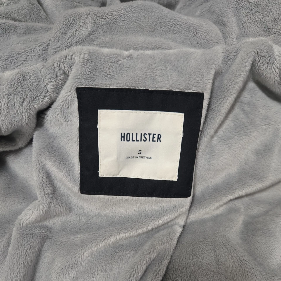 Chaqueta acolchada con capucha forrada de piel sintética Hollister para hombre talla S Foto 4 de 4