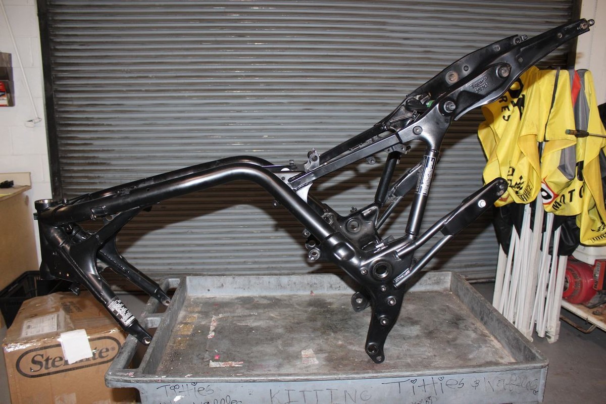 Triumph Rocket III 2006 Main Frame Chassis SLVG 2073128