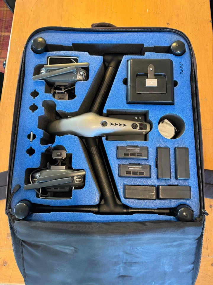 DJI Inspire 2 - Kit completo - X5S com 3 lentes - Dual Op - Crystal Sky - 18 tacos! - Imagem 4 de 4