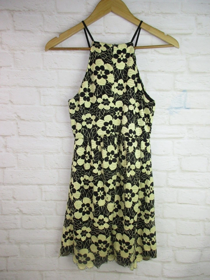 Cooperative Urban Outfitters 女式 4 码黑色/棕褐色钩针高领连衣裙 — 第 4/4 张图片